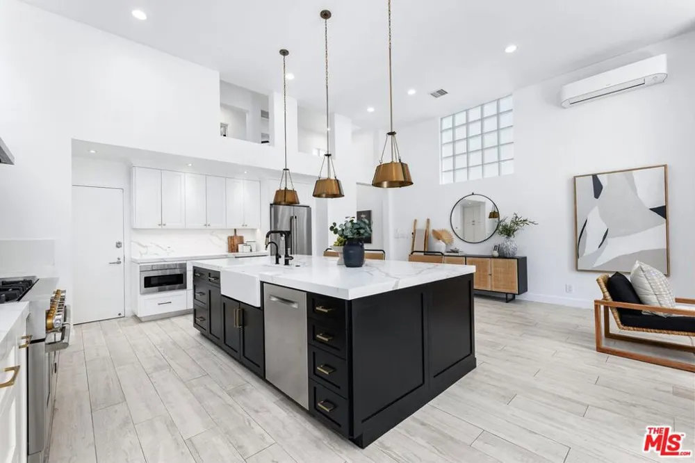 2331 Eastern Canal Venice, CA 90291