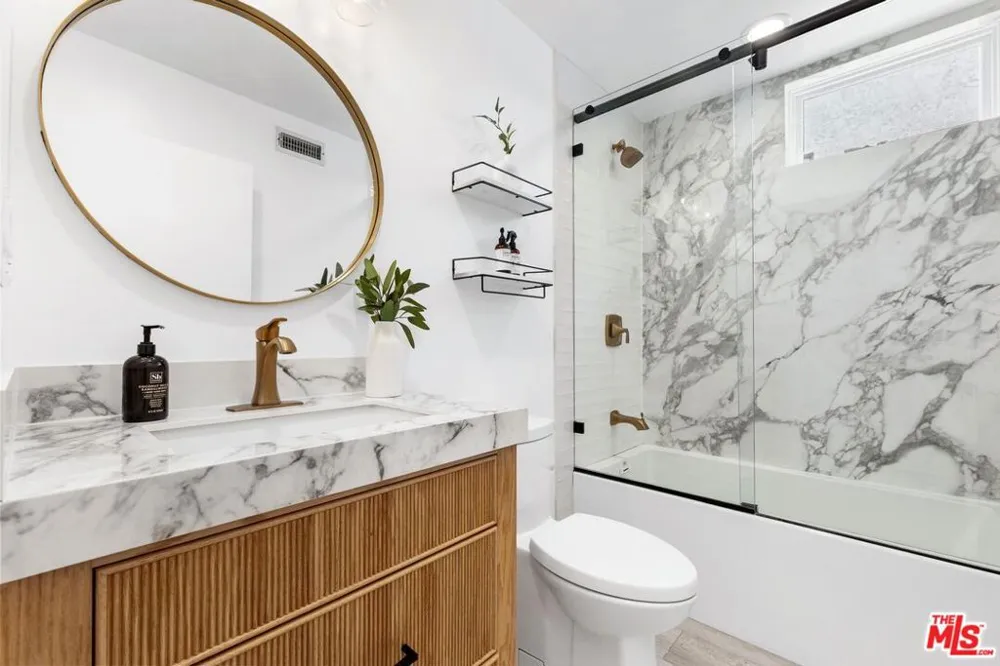 2331 Eastern Canal Venice, CA 90291