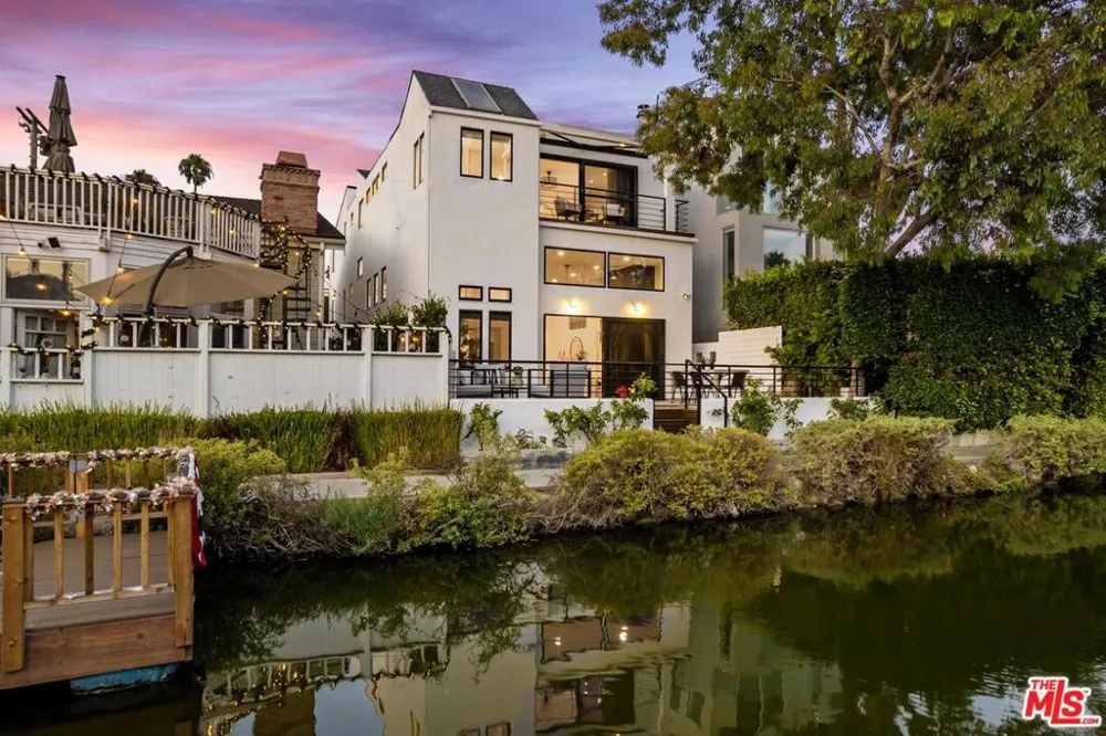 2331 Eastern Canal Venice, CA 90291
