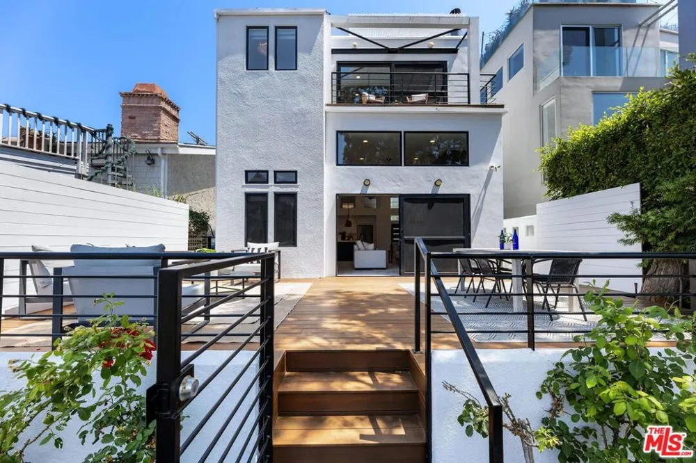 2331 Eastern Canal Venice, CA 90291