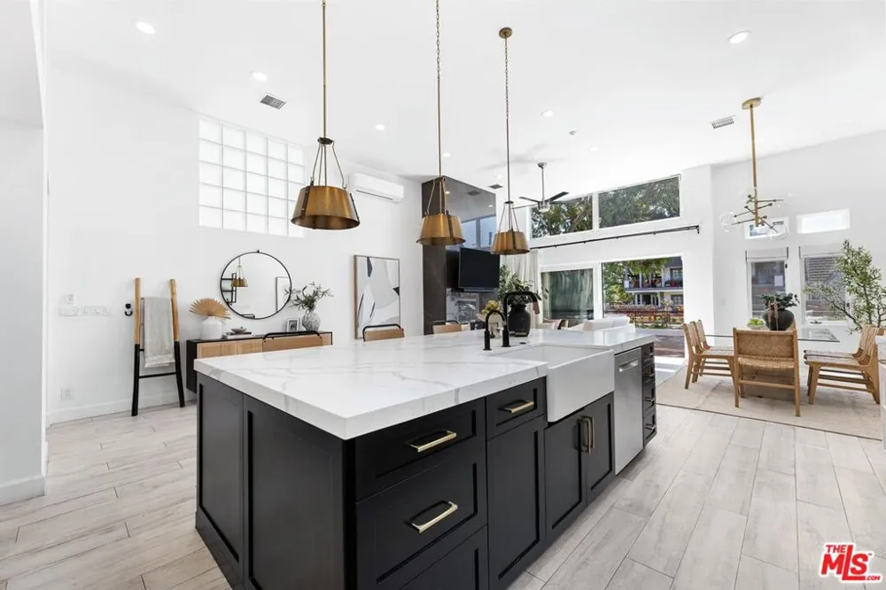 2331 Eastern Canal Venice, CA 90291