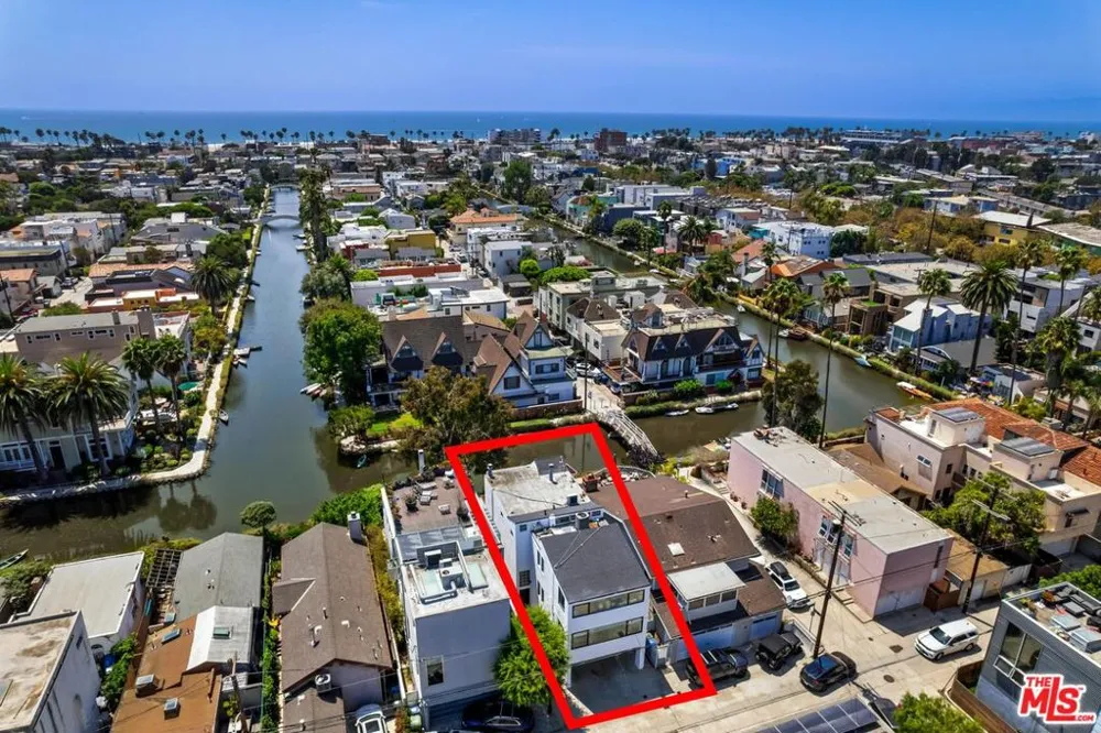 2331 Eastern Canal Venice, CA 90291