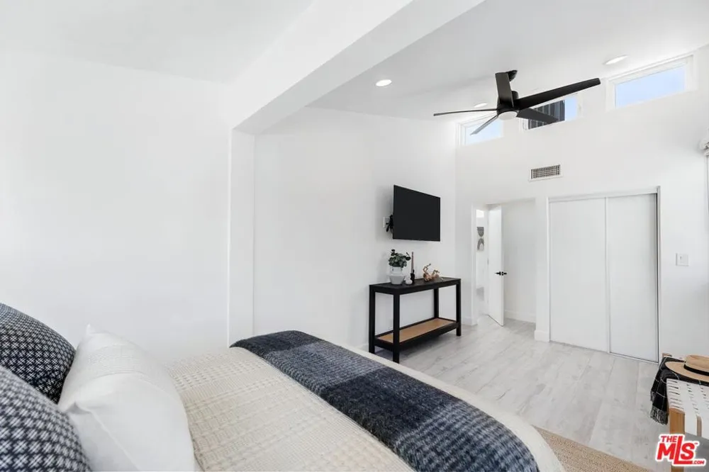 2331 Eastern Canal Venice, CA 90291