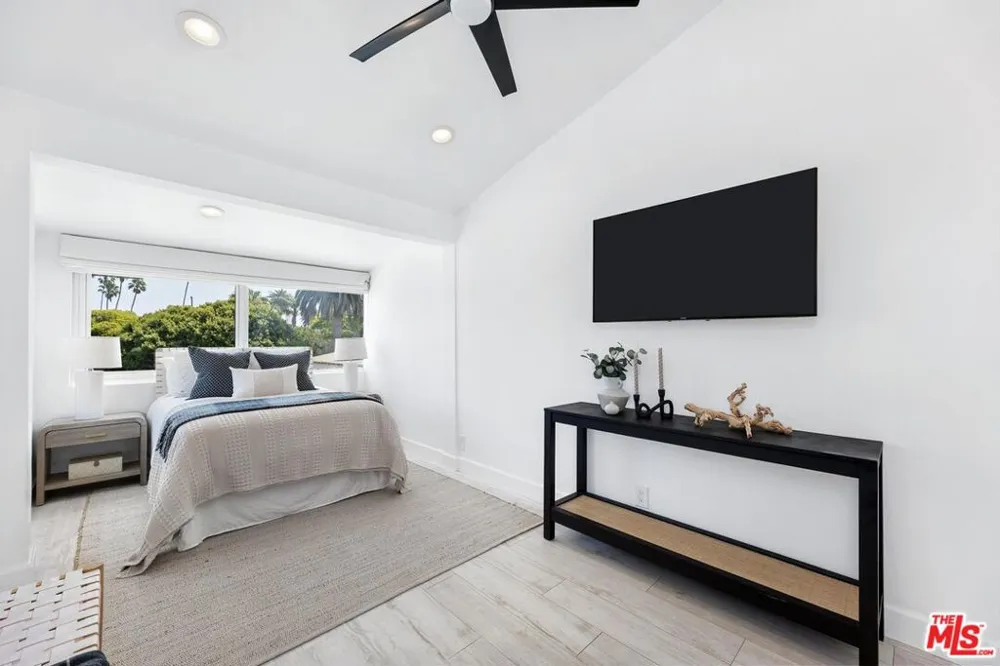 2331 Eastern Canal Venice, CA 90291