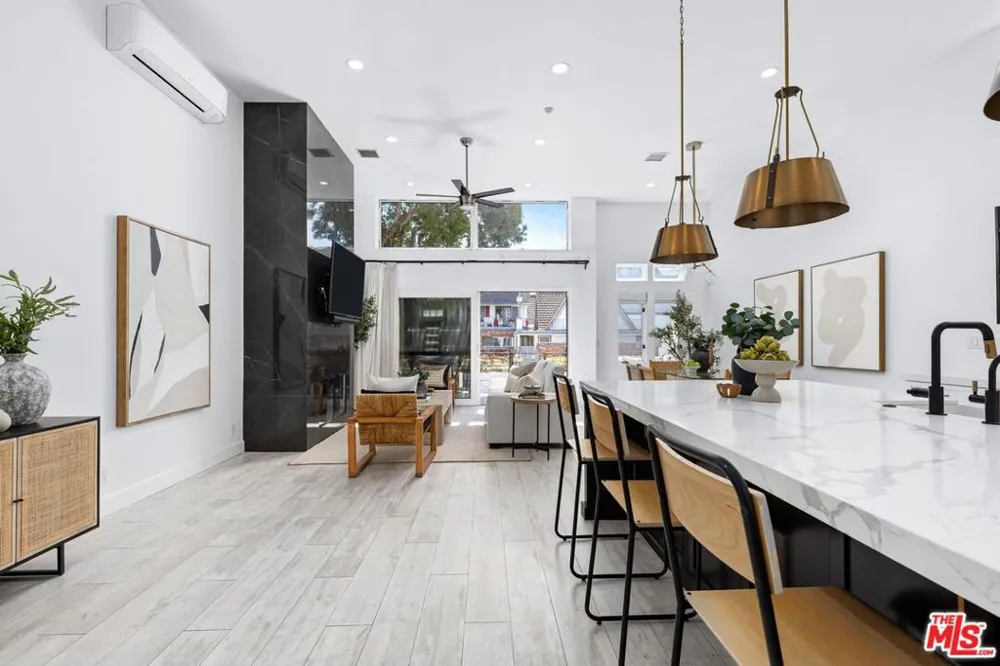 2331 Eastern Canal Venice, CA 90291