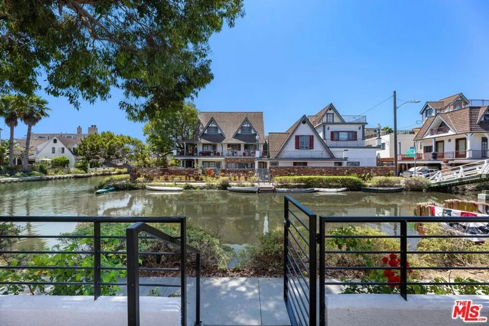 2331 Eastern Canal Venice, CA 90291