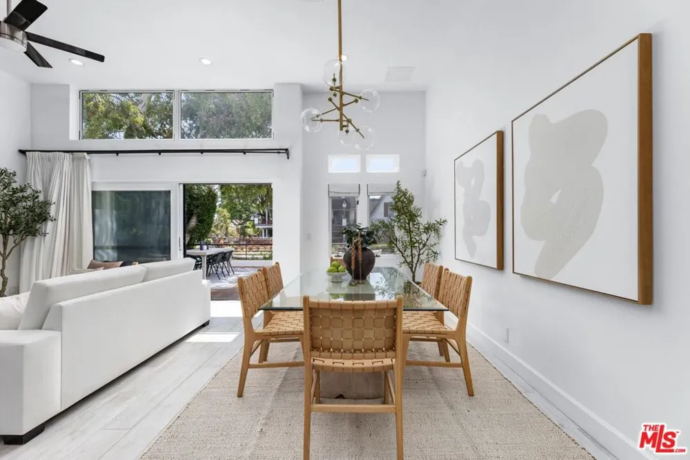 2331 Eastern Canal Venice, CA 90291