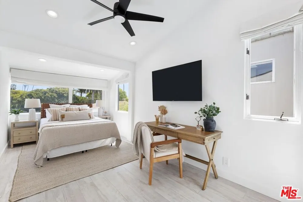 2331 Eastern Canal Venice, CA 90291
