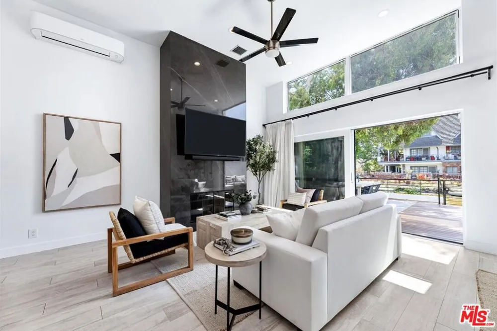 2331 Eastern Canal Venice, CA 90291