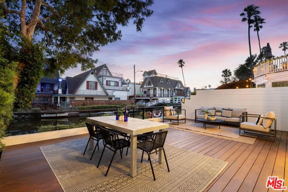 2331 Eastern Canal Venice, CA 90291