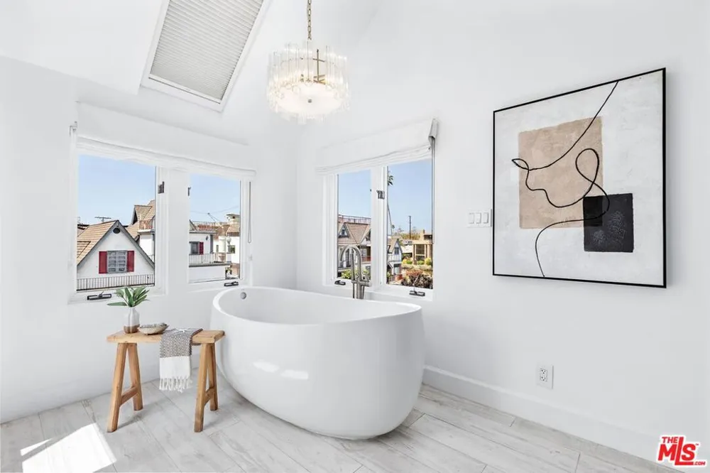 2331 Eastern Canal Venice, CA 90291