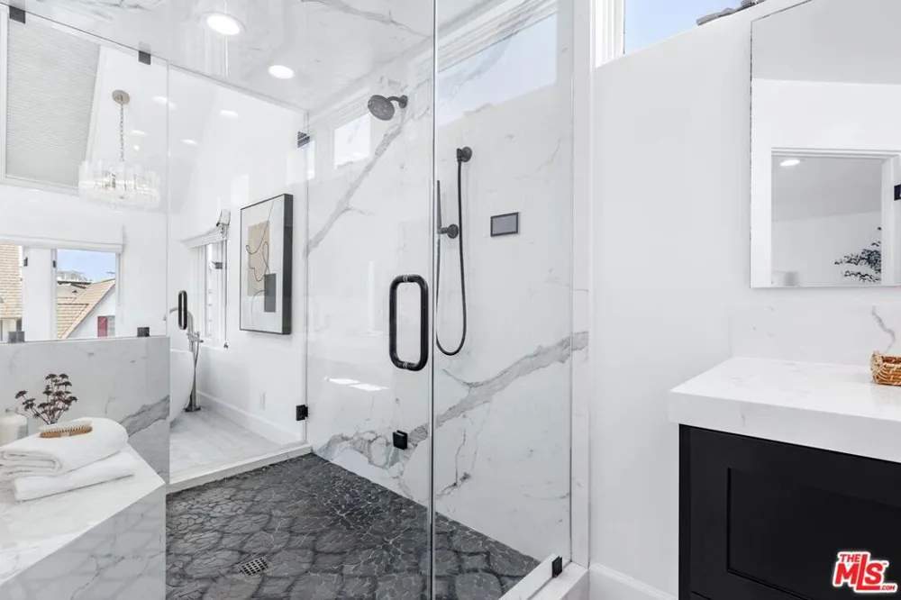 2331 Eastern Canal Venice, CA 90291