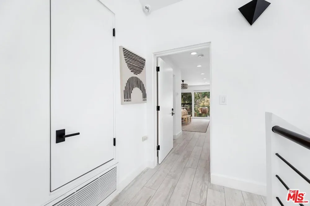 2331 Eastern Canal Venice, CA 90291