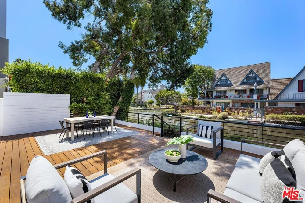 2331 Eastern Canal Venice, CA 90291