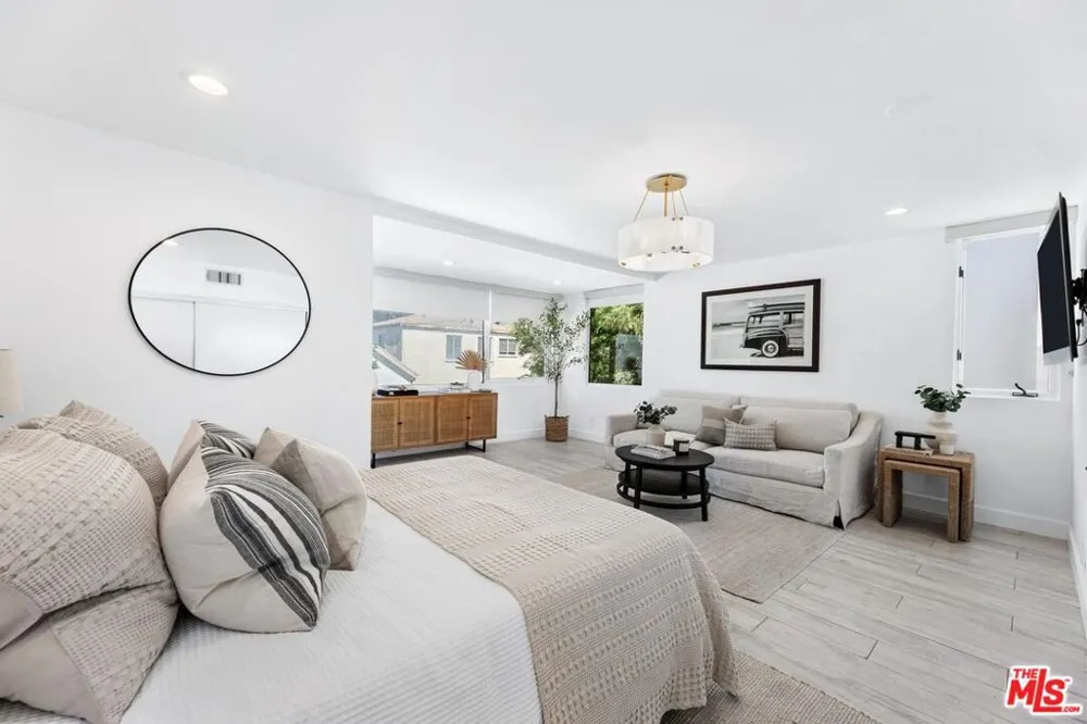 2331 Eastern Canal Venice, CA 90291