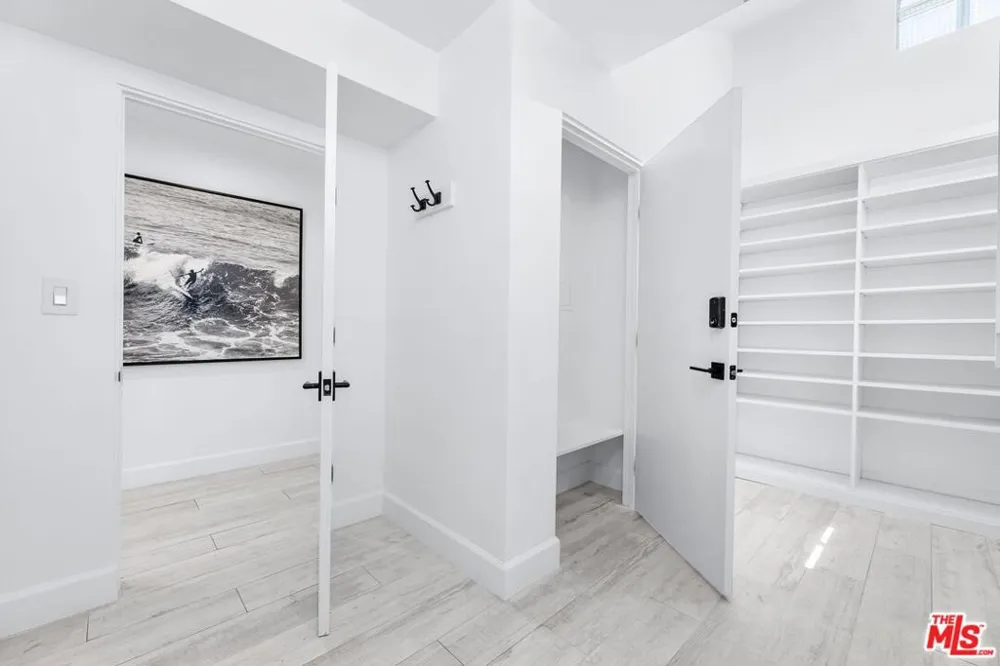 2331 Eastern Canal Venice, CA 90291