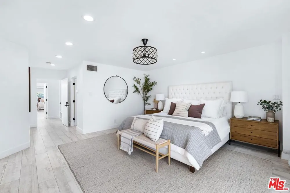 2331 Eastern Canal Venice, CA 90291