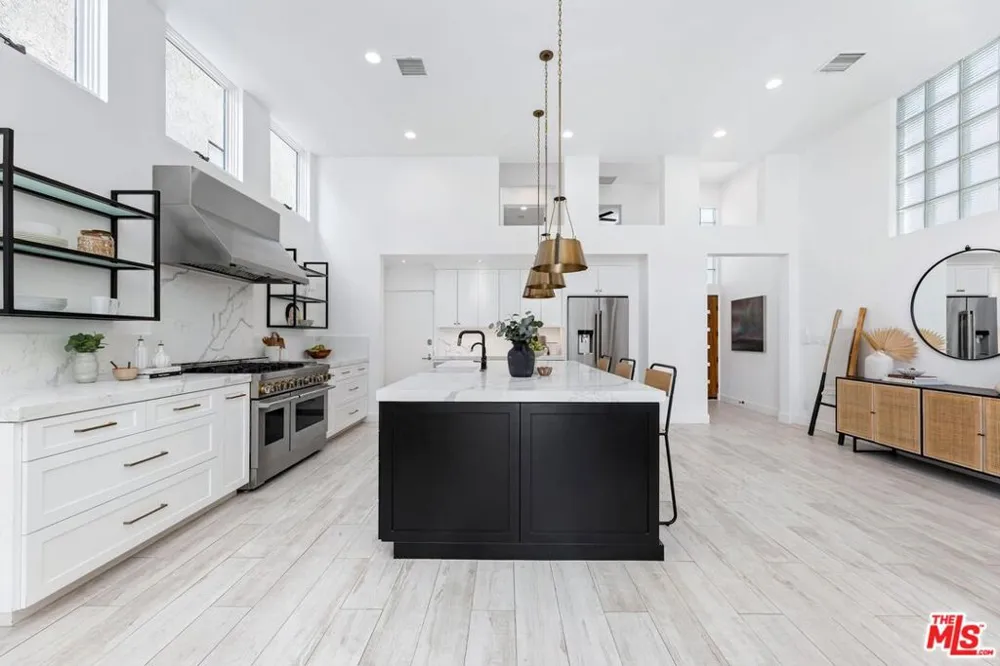 2331 Eastern Canal Venice, CA 90291