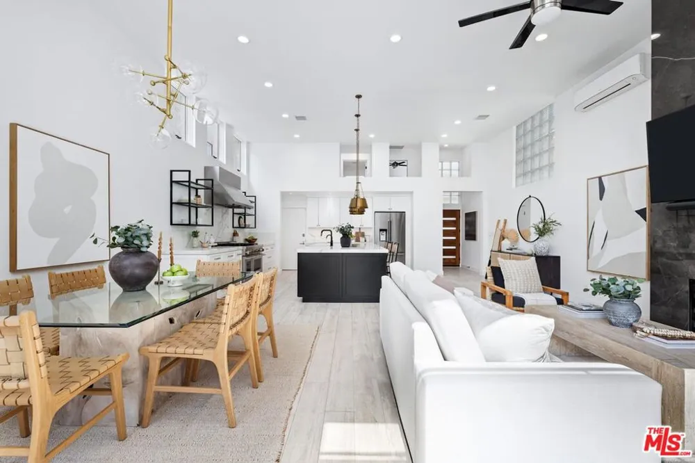 2331 Eastern Canal Venice, CA 90291