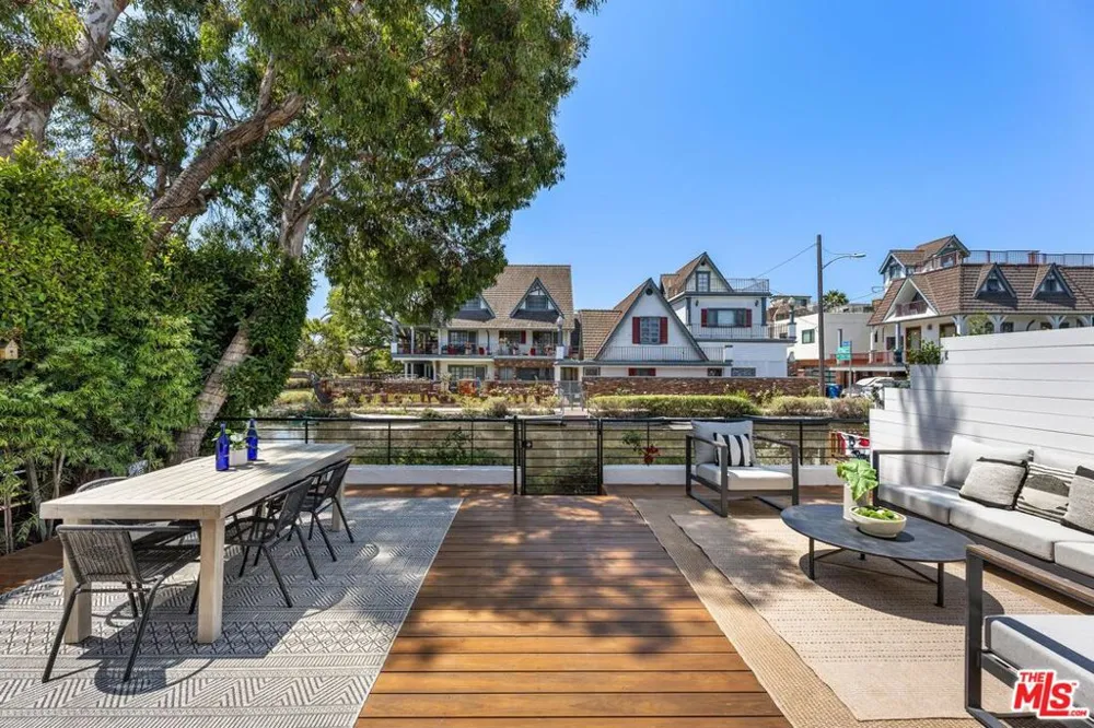 2331 Eastern Canal Venice, CA 90291