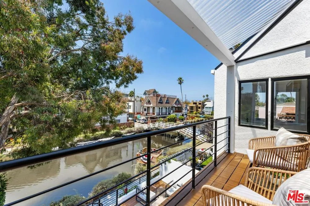 2331 Eastern Canal Venice, CA 90291