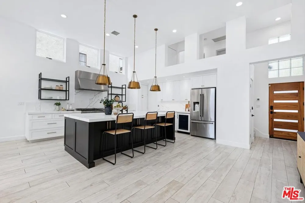 2331 Eastern Canal Venice, CA 90291