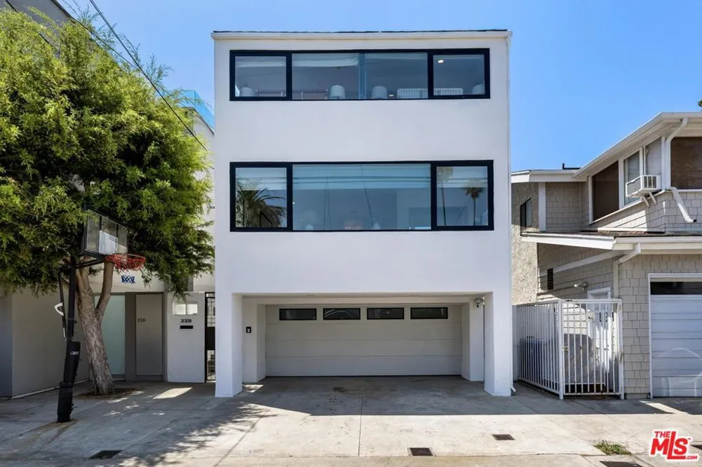2331 Eastern Canal Venice, CA 90291