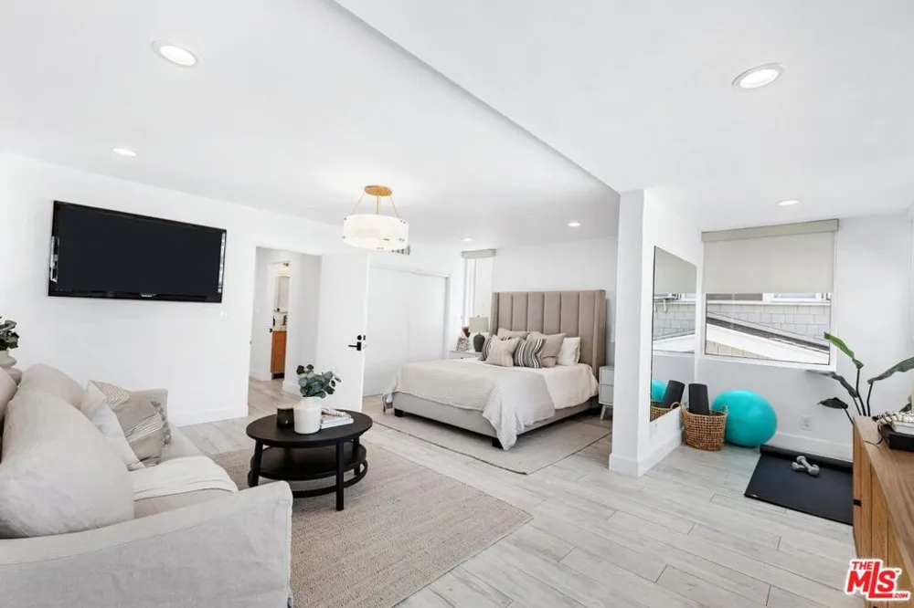2331 Eastern Canal Venice, CA 90291