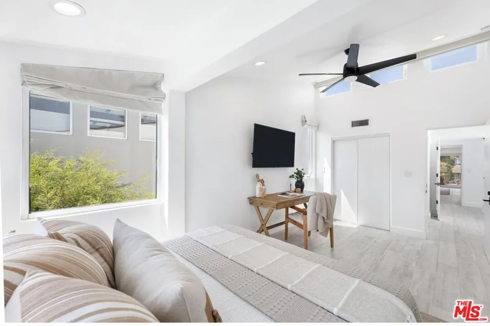 2331 Eastern Canal Venice, CA 90291