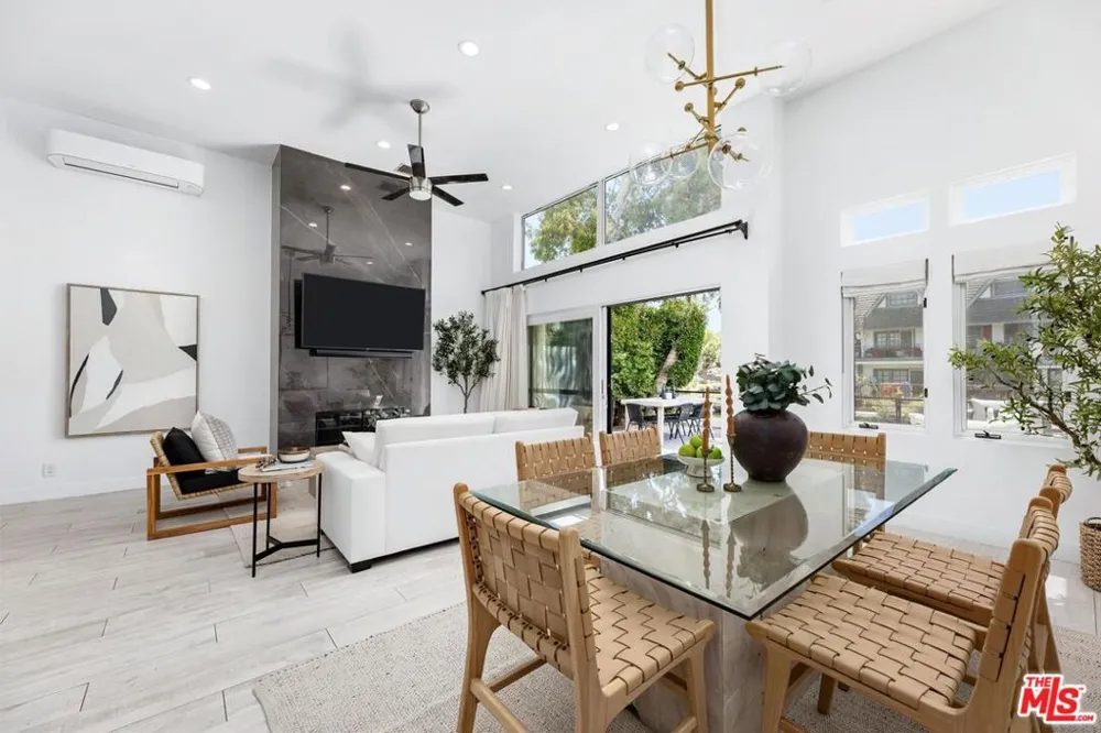 2331 Eastern Canal Venice, CA 90291
