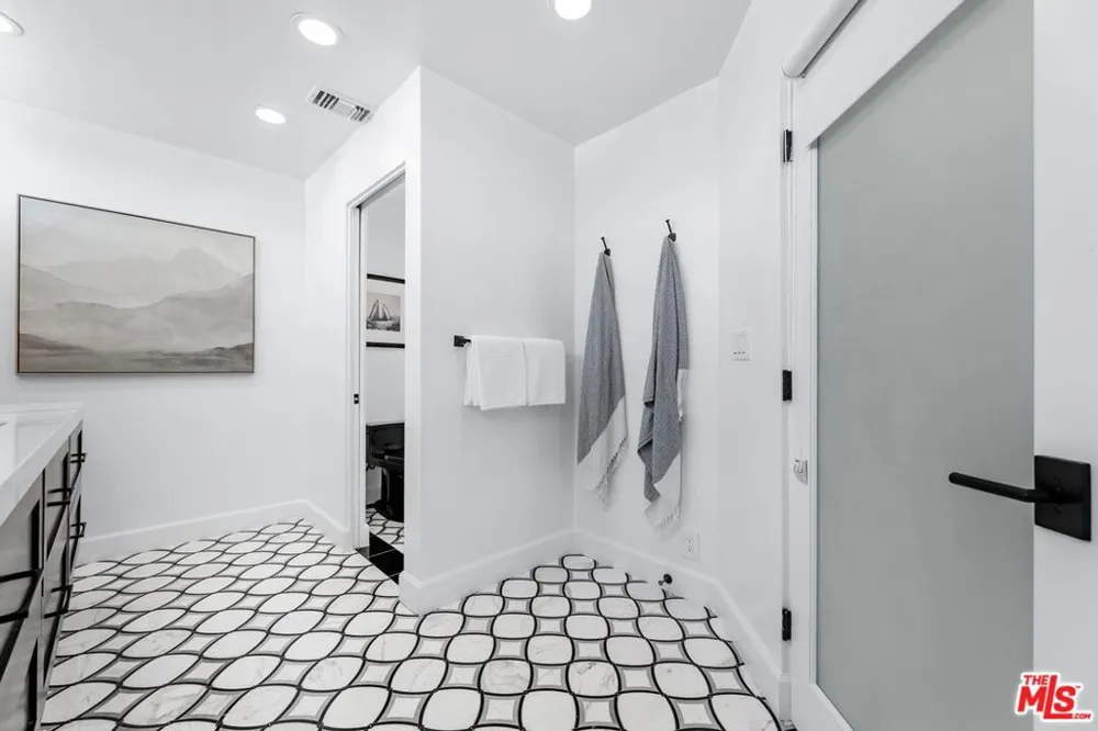 2331 Eastern Canal Venice, CA 90291