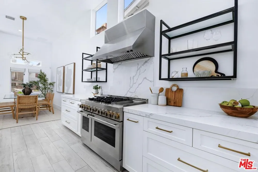 2331 Eastern Canal Venice, CA 90291