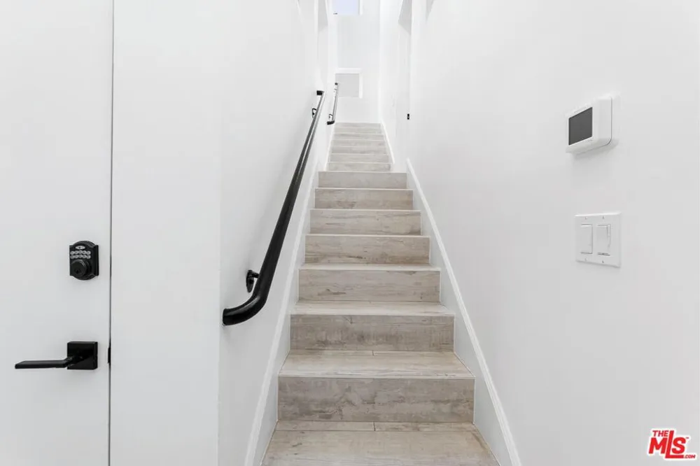 2331 Eastern Canal Venice, CA 90291