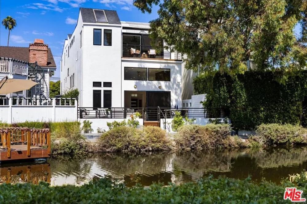 2331 Eastern Canal Venice, CA 90291
