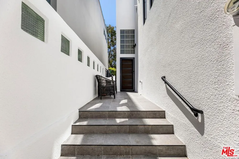2331 Eastern Canal Venice, CA 90291