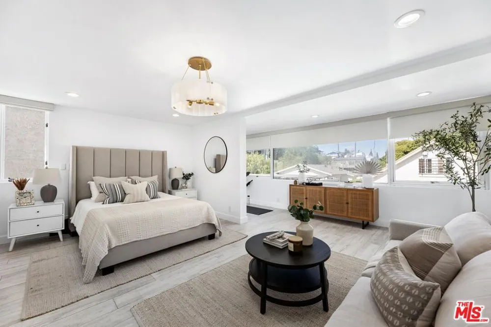 2331 Eastern Canal Venice, CA 90291