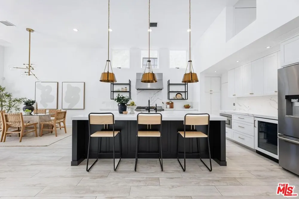 2331 Eastern Canal Venice, CA 90291