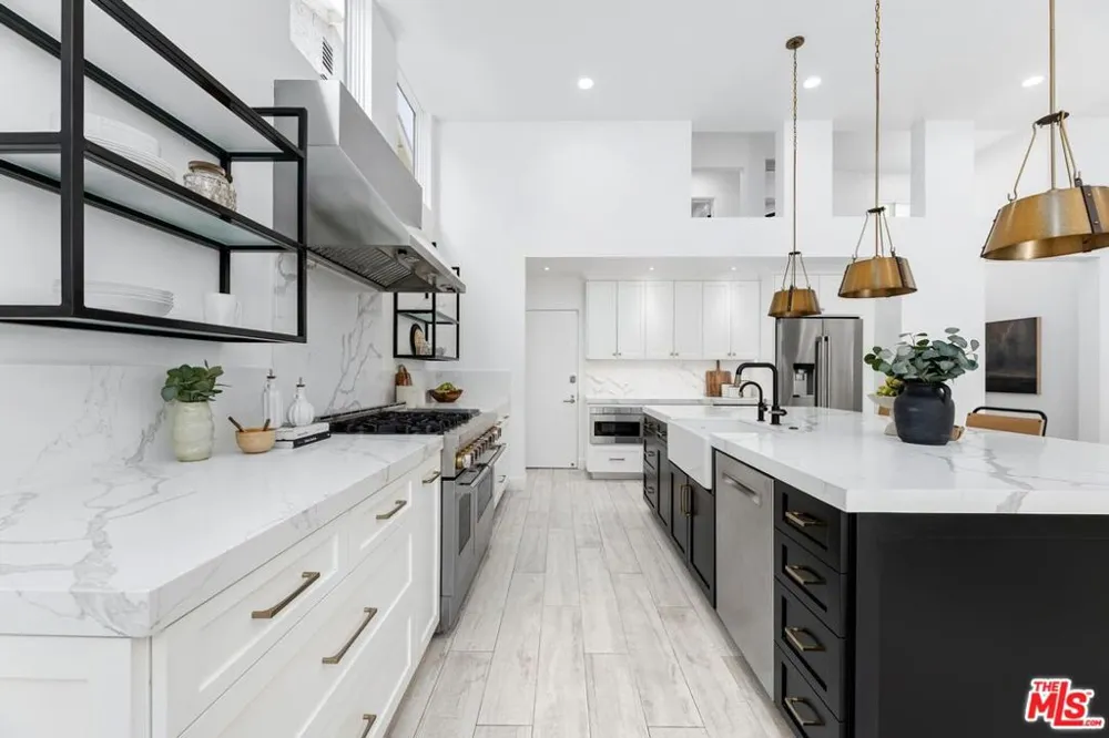 2331 Eastern Canal Venice, CA 90291