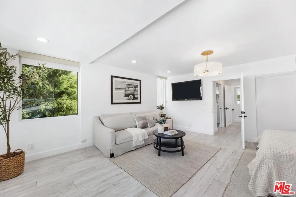 2331 Eastern Canal Venice, CA 90291
