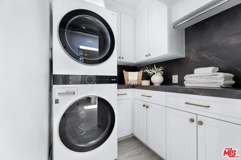 2331 Eastern Canal Venice, CA 90291