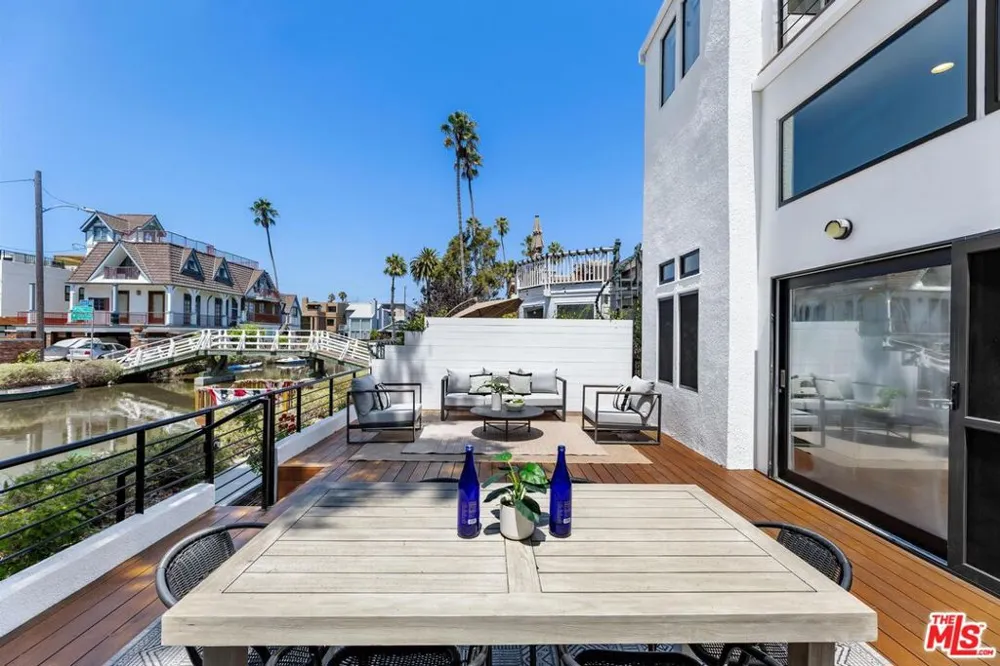 2331 Eastern Canal Venice, CA 90291