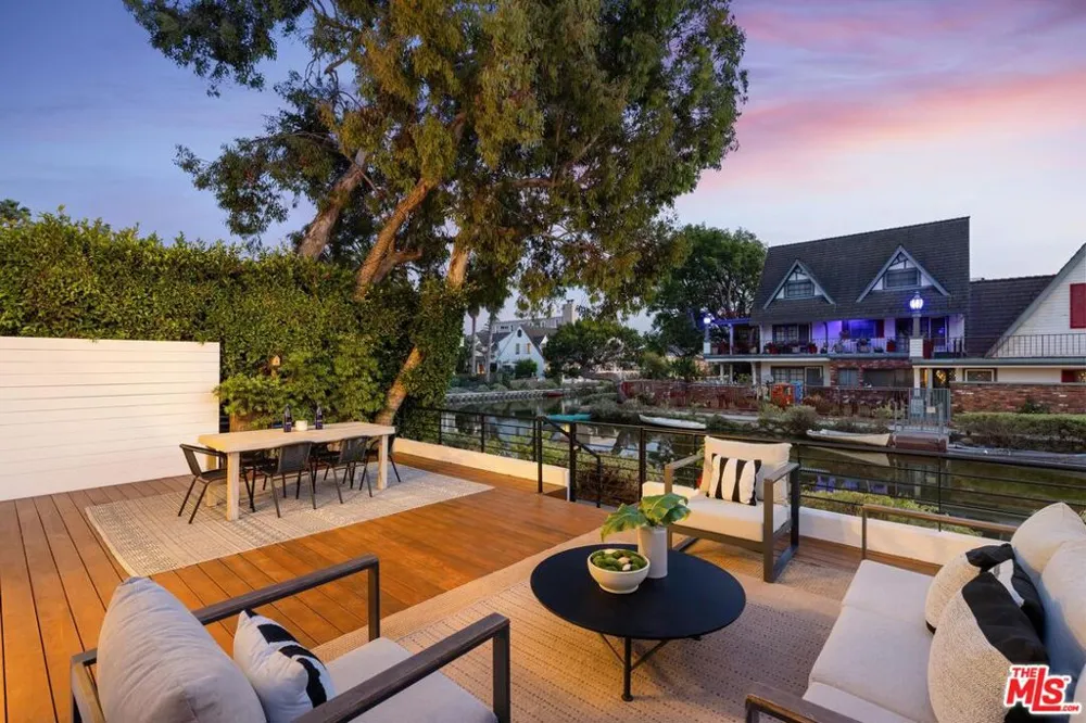 2331 Eastern Canal Venice, CA 90291
