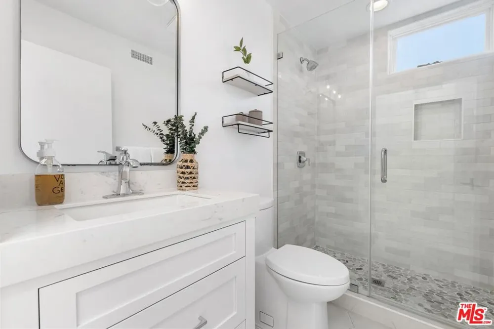 2331 Eastern Canal Venice, CA 90291