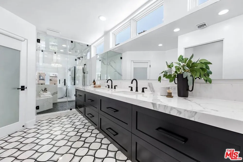 2331 Eastern Canal Venice, CA 90291