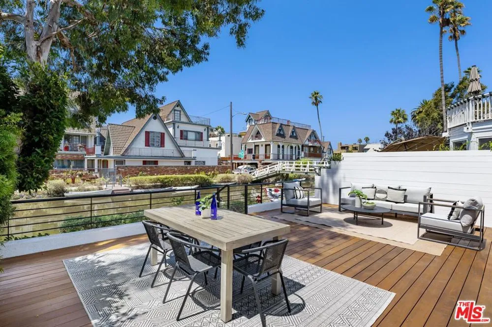 2331 Eastern Canal Venice, CA 90291