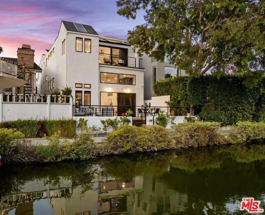 2331 Eastern Canal Venice, CA 90291