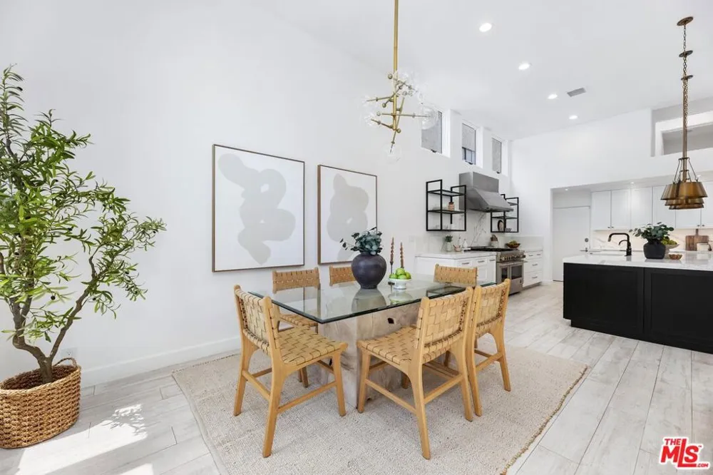 2331 Eastern Canal Venice, CA 90291