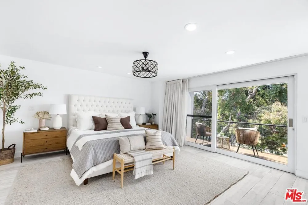 2331 Eastern Canal Venice, CA 90291