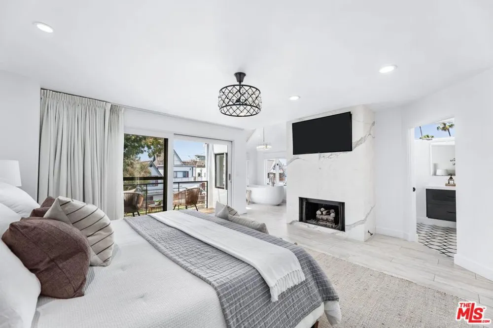 2331 Eastern Canal Venice, CA 90291