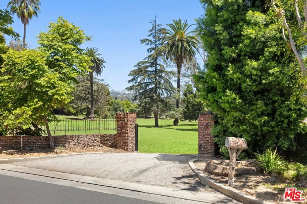 12 Oakmont Drive Los Angeles, CA 90049